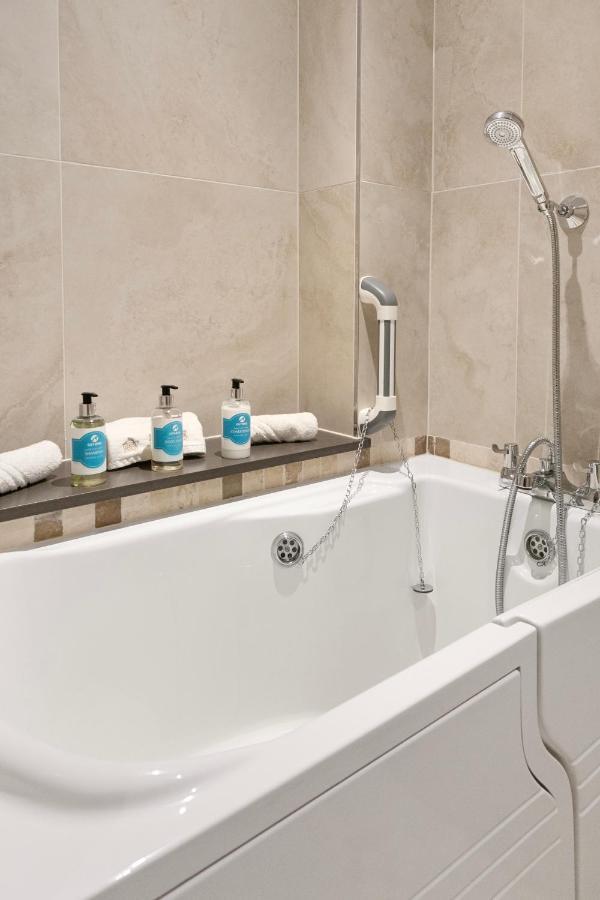 The Lodge - Studio Apartment'S Castel Ngoại thất bức ảnh