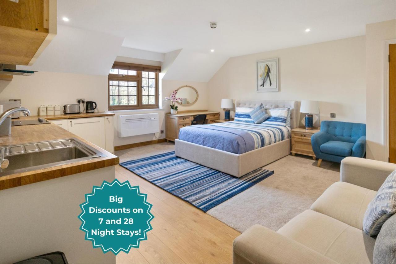 The Lodge - Studio Apartment'S Castel Ngoại thất bức ảnh
