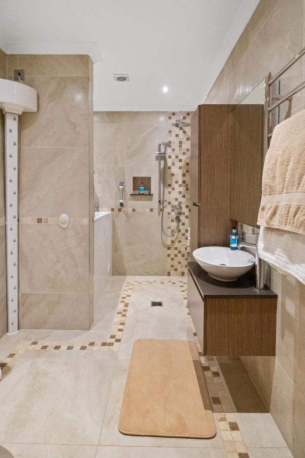 The Lodge - Studio Apartment'S Castel Ngoại thất bức ảnh