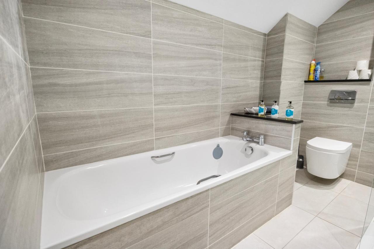 The Lodge - Studio Apartment'S Castel Ngoại thất bức ảnh